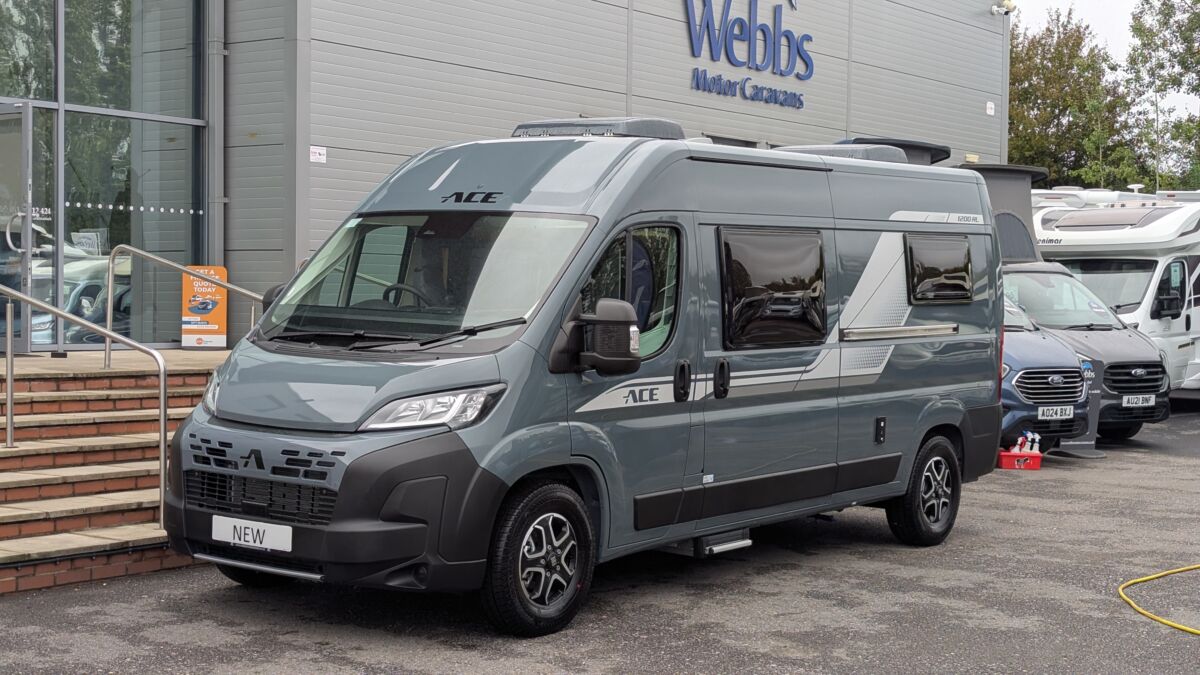 Ace 1200 RL – Automatic – Awning & Bike Rack included!
